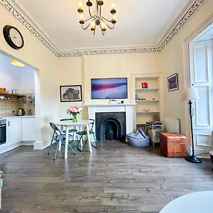  Apartment Open Plan 2 Bed Apt, Near Castle