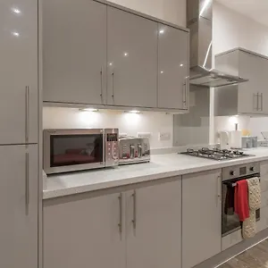  Apartment Haymarket Spacious 3 Bedroom Street Level